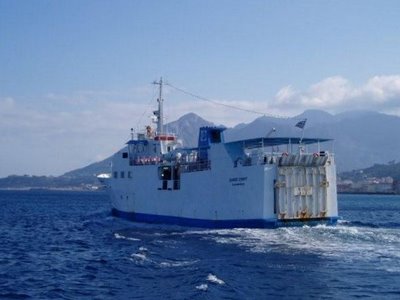 «Βούτηξε» από το κατάστρωμα στη θάλασσα!